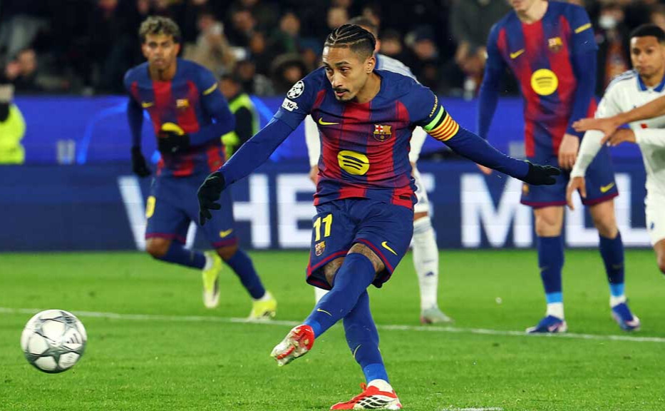 Rafinha out of the field with an injury