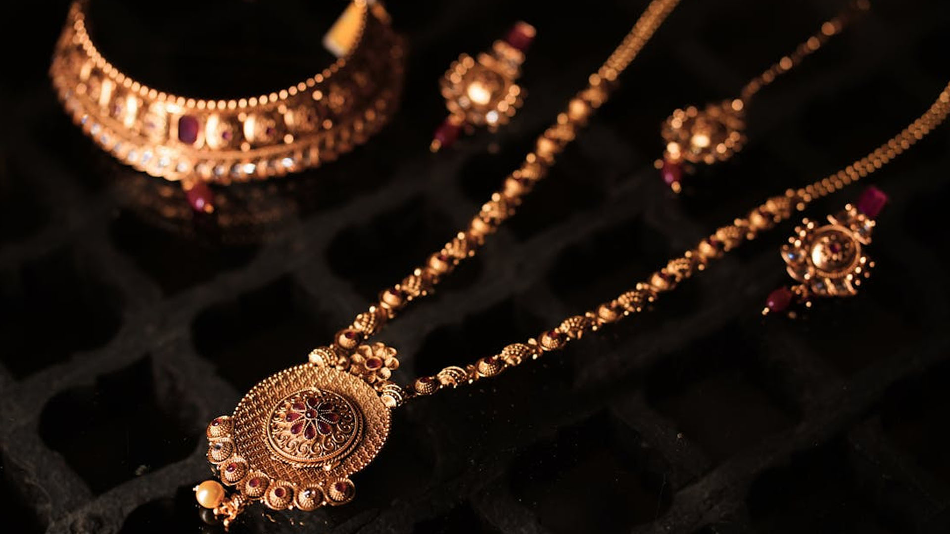 Gold price raised by Tk 2157 per bhori