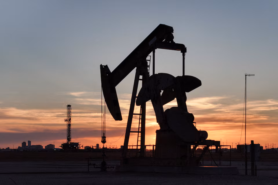 US crude oil futures rise over $1 in early Asia trade