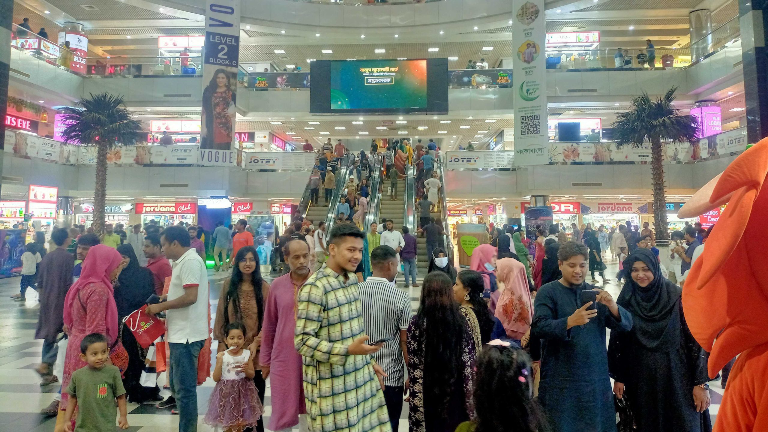 Govt asks shopping malls, businesses to save electricity